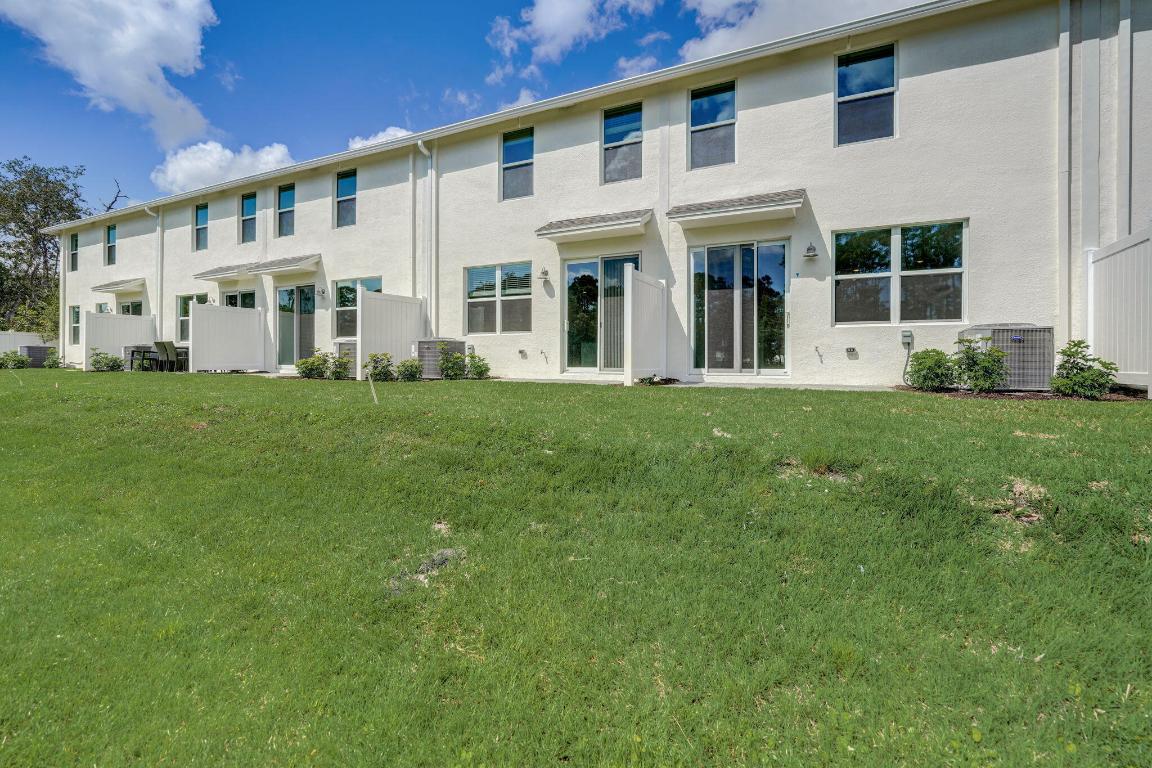 5720 SE Edgewater Circle