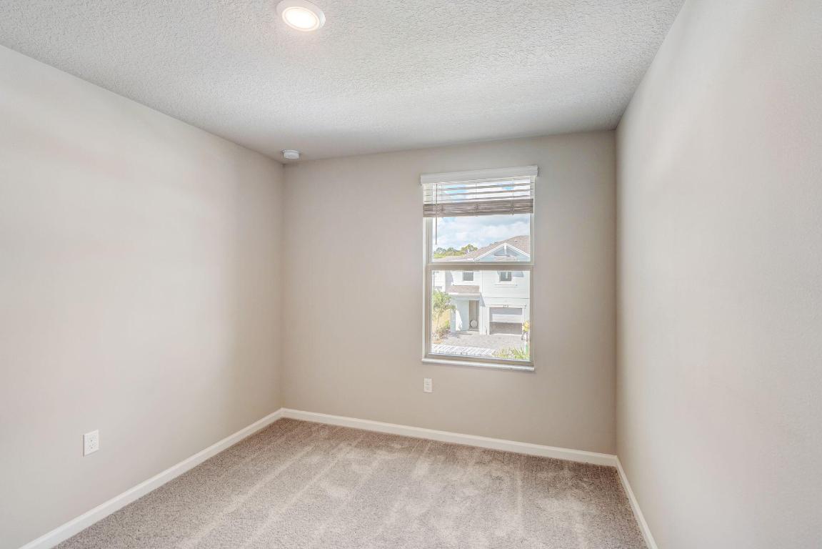 5720 SE Edgewater Circle