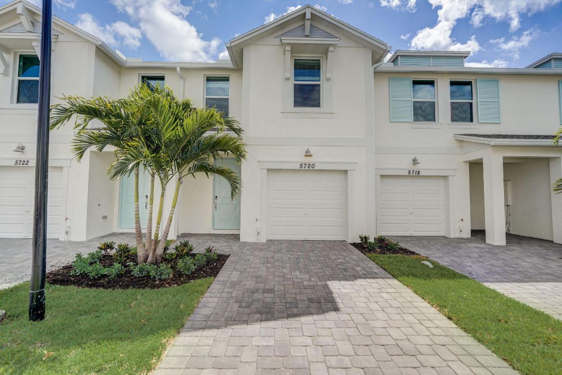 5720 SE Edgewater Circle