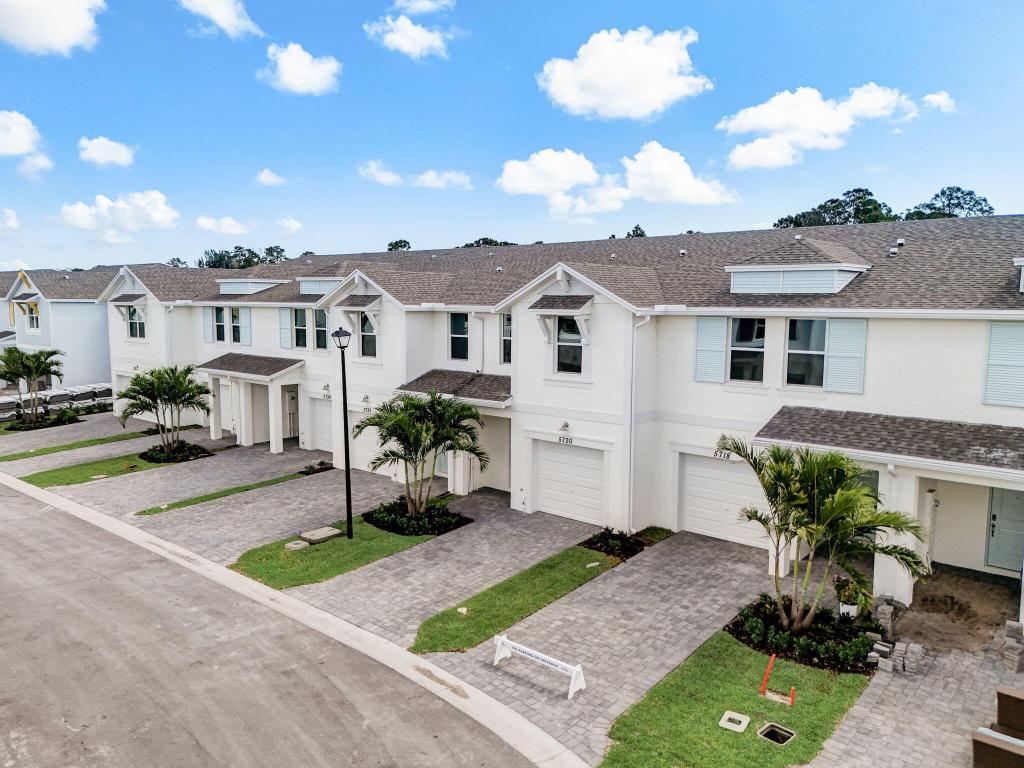 5720 SE Edgewater Circle