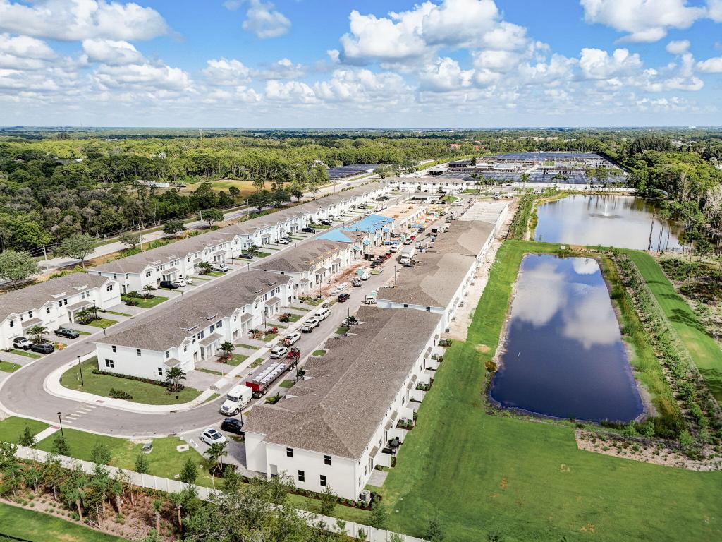 5720 SE Edgewater Circle