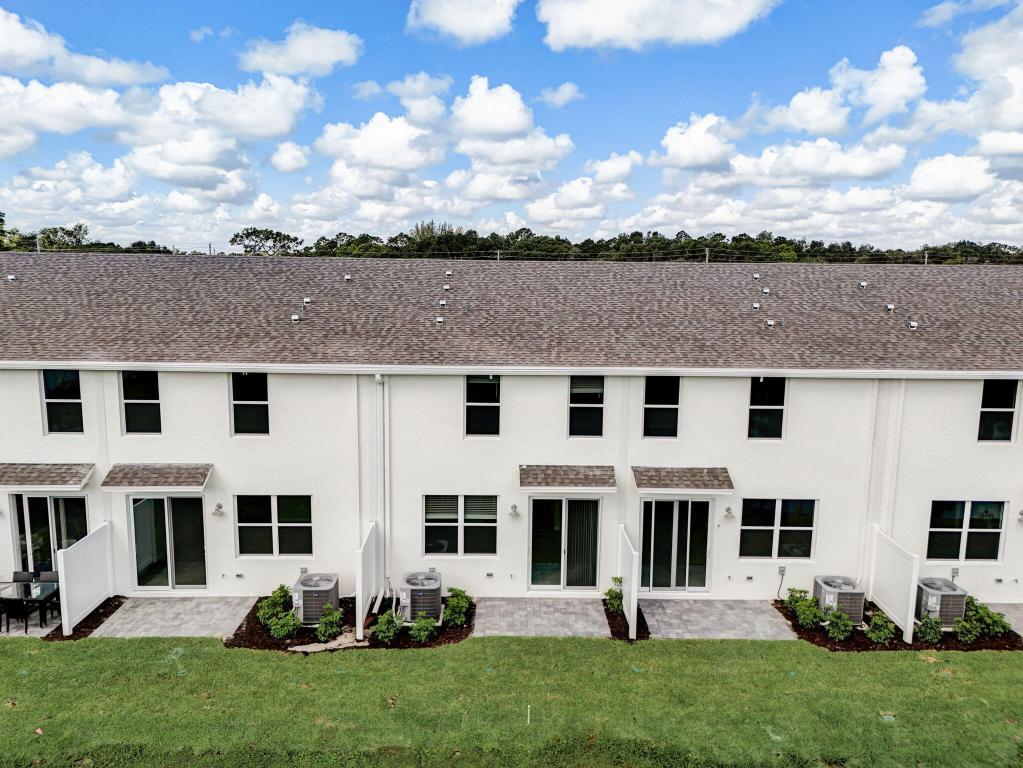 5720 SE Edgewater Circle