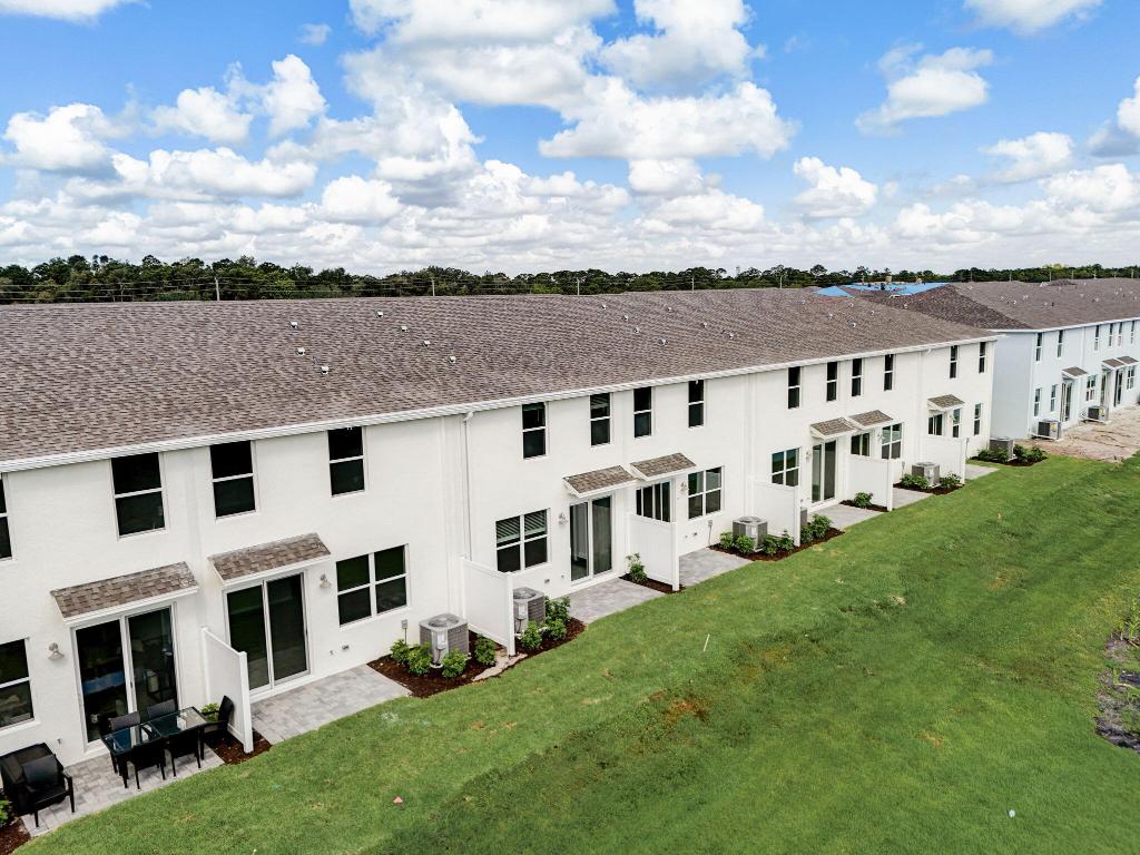 5720 SE Edgewater Circle