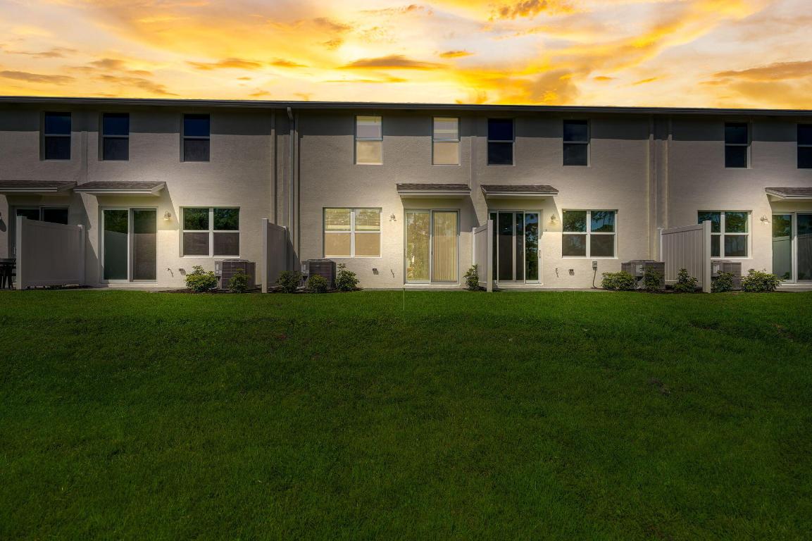 5720 SE Edgewater Circle