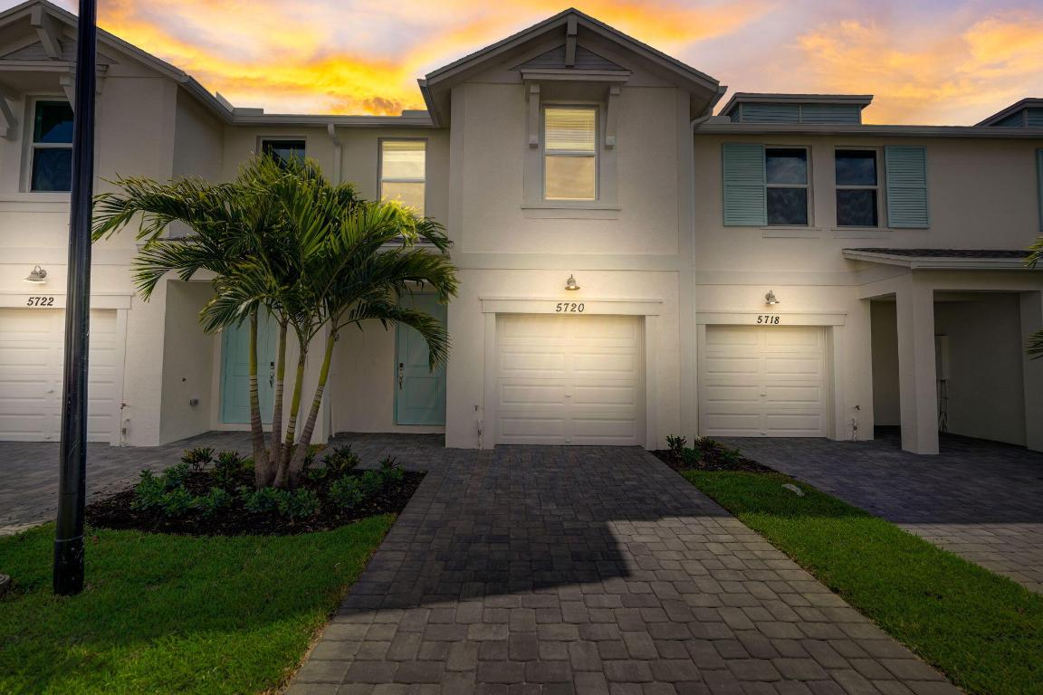 5720 SE Edgewater Circle