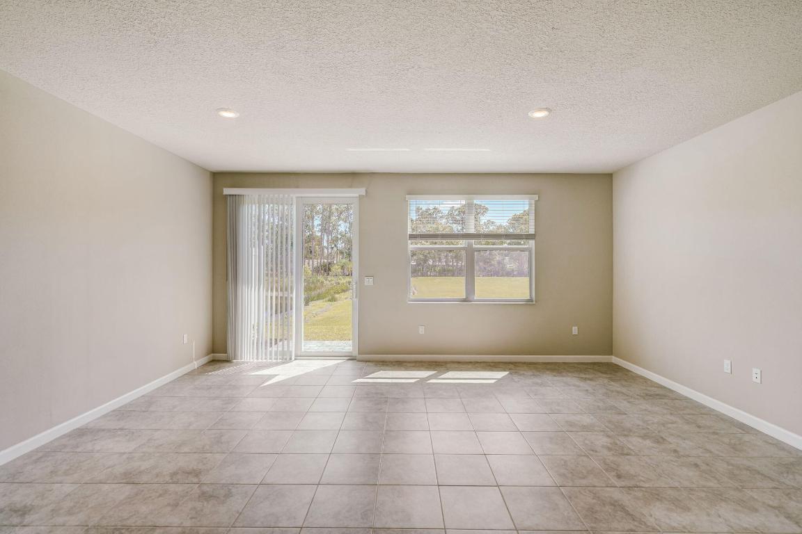 5720 SE Edgewater Circle