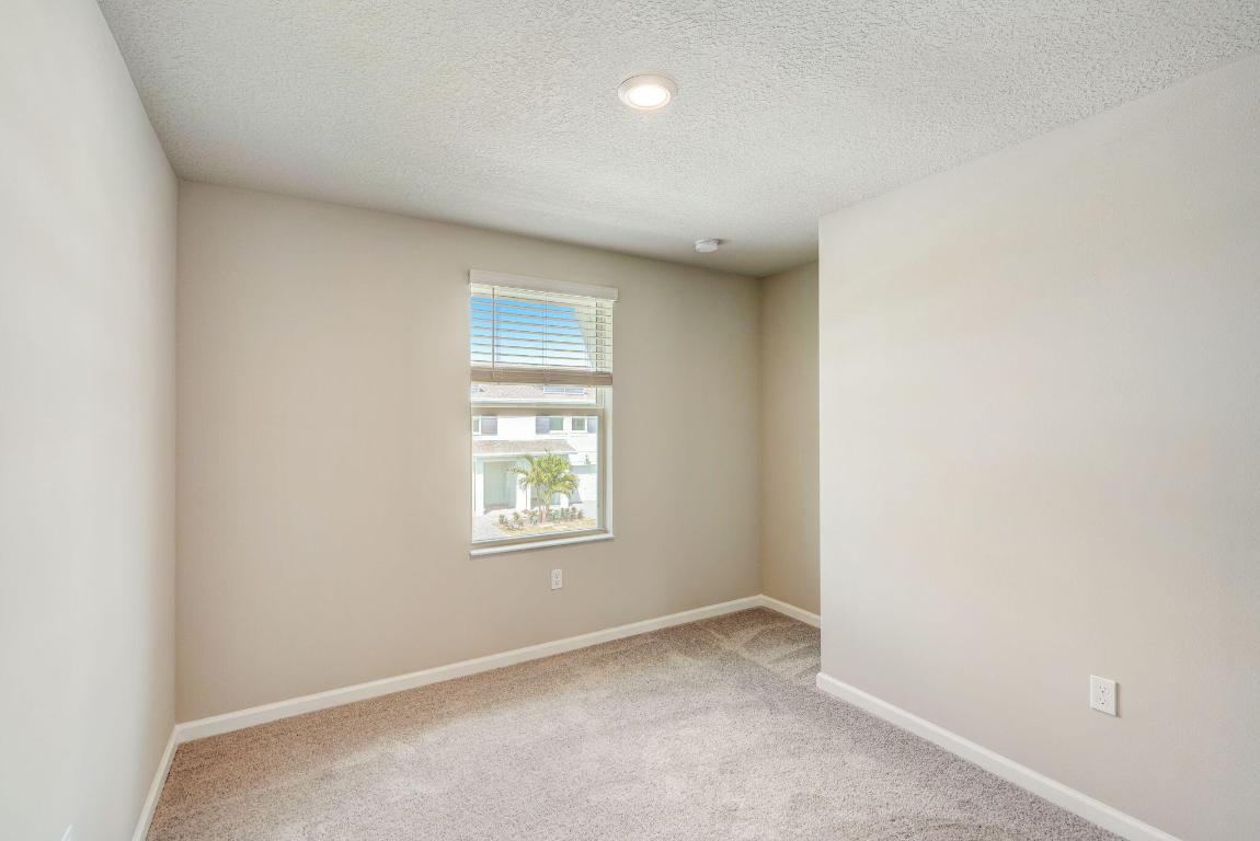 5720 SE Edgewater Circle