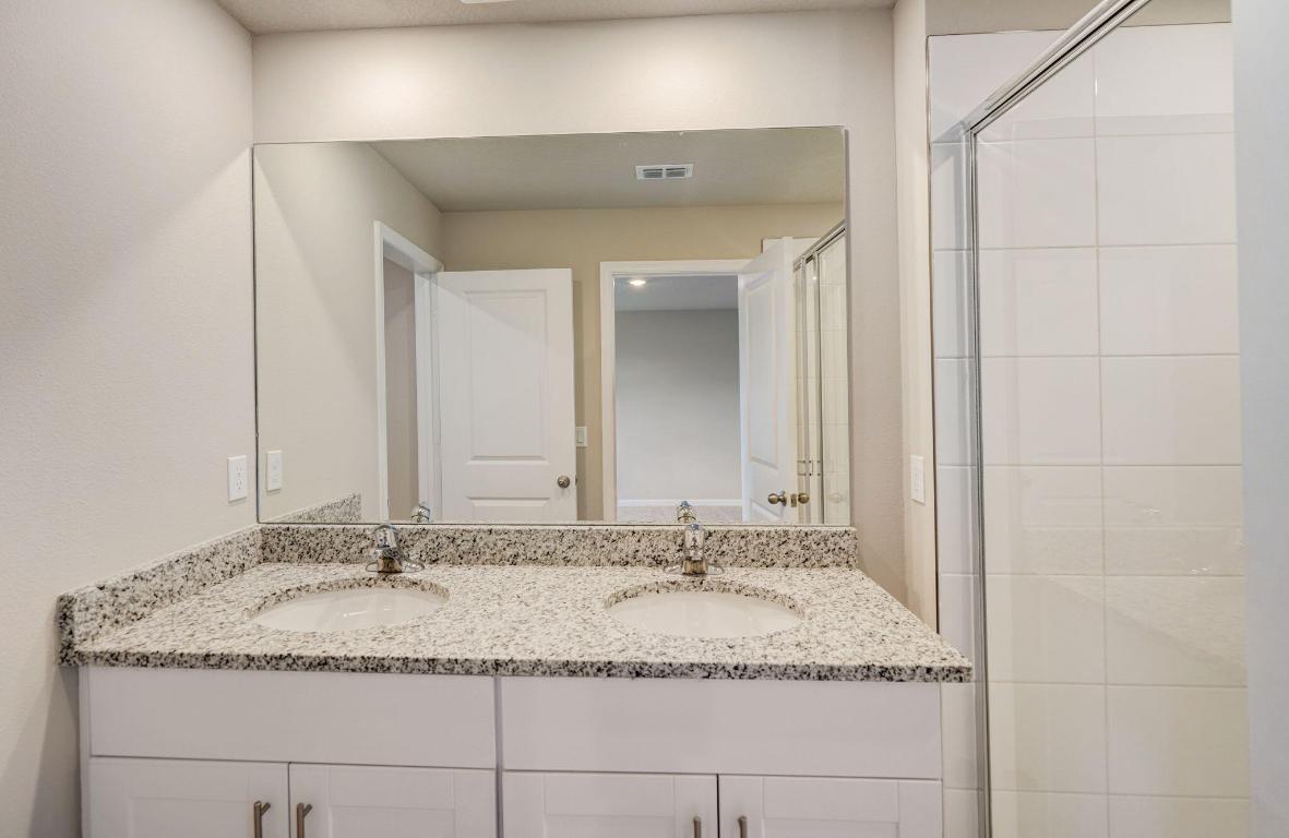 5720 SE Edgewater Circle