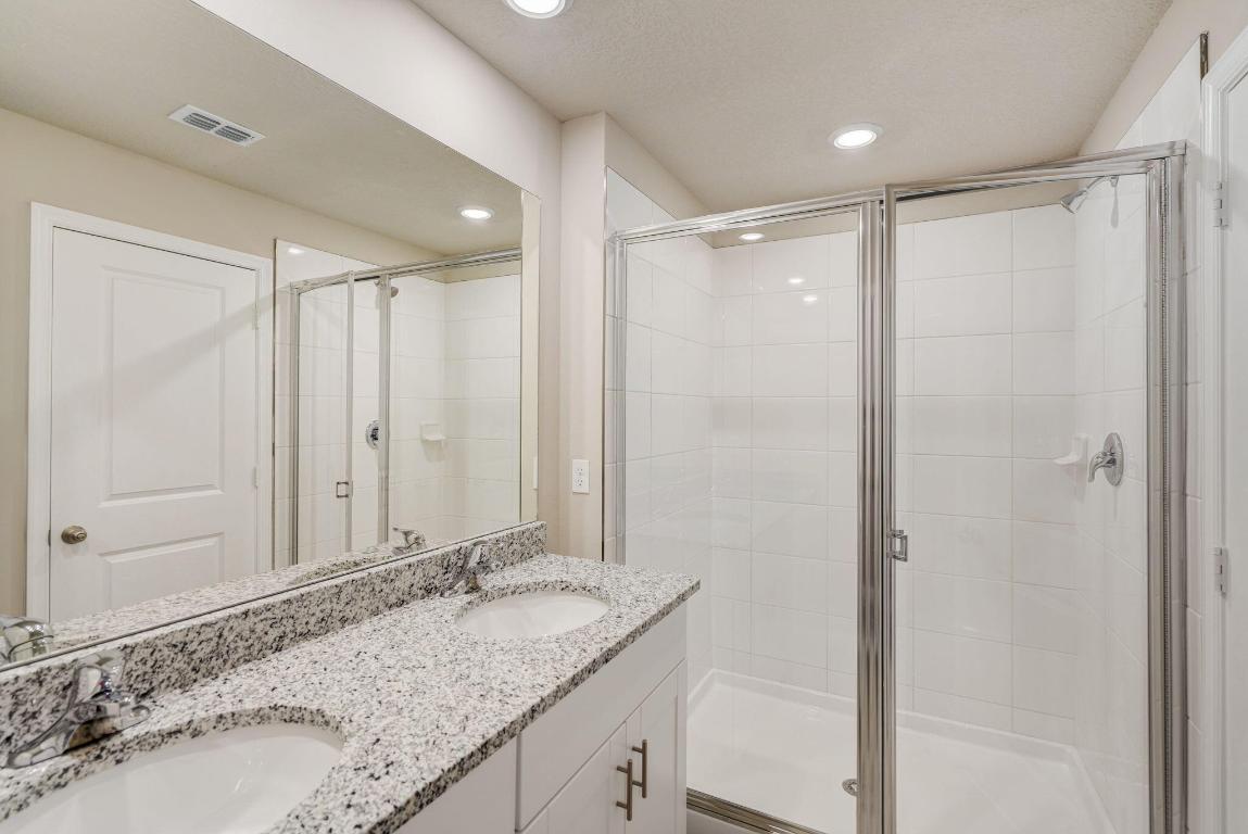 5720 SE Edgewater Circle