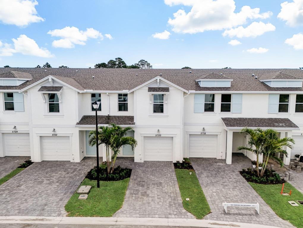 5720 SE Edgewater Circle