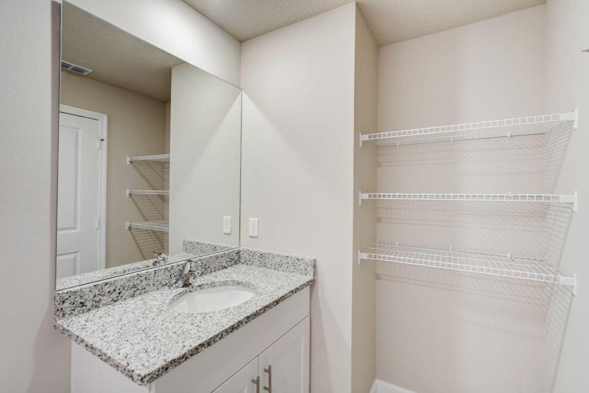 5720 SE Edgewater Circle