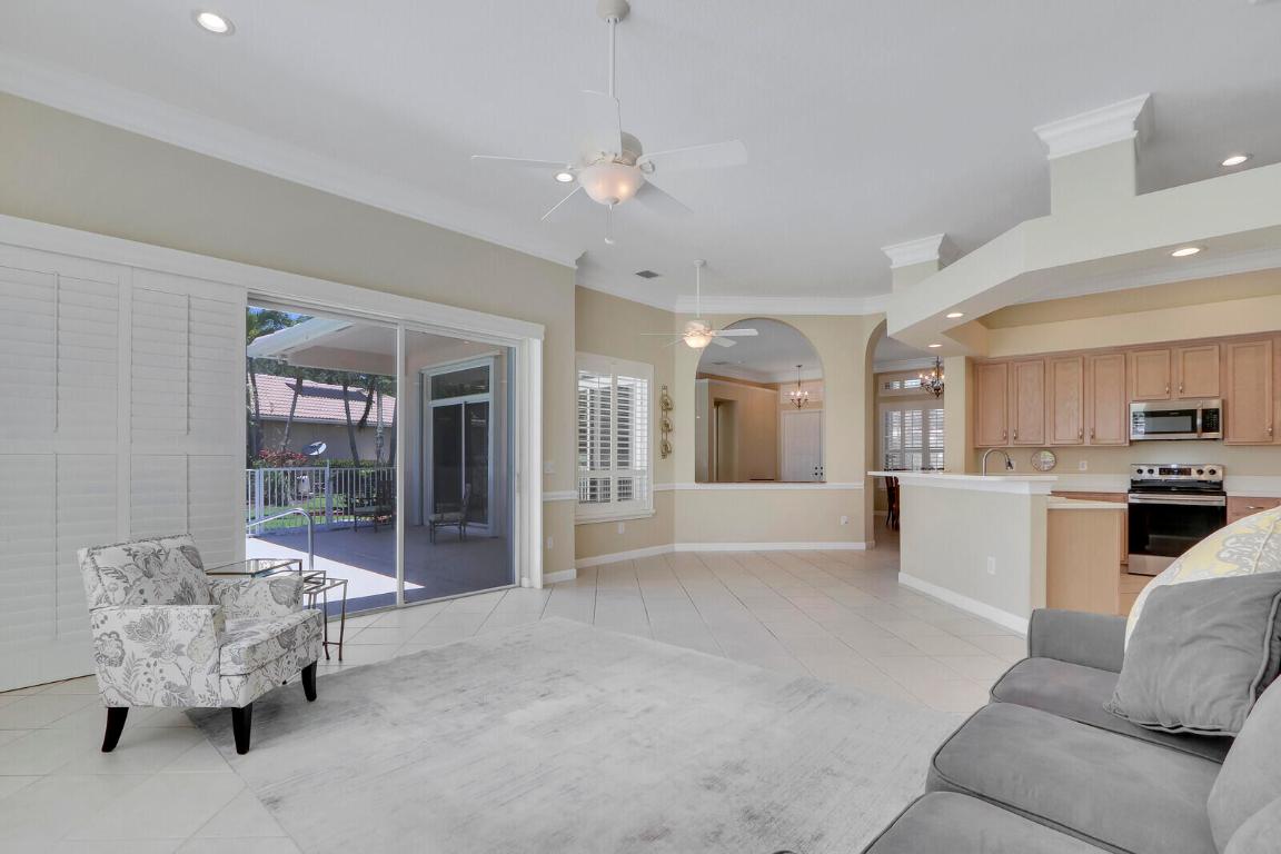 822 SW Blue Stem Way