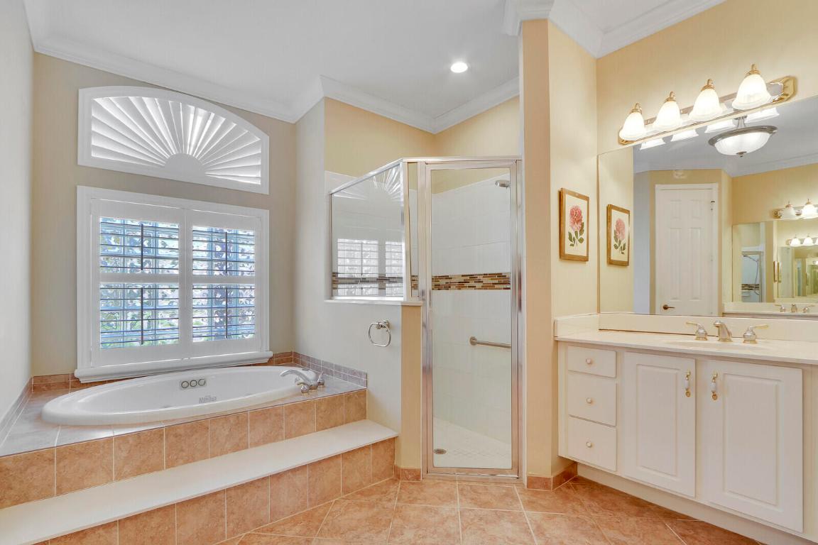 822 SW Blue Stem Way