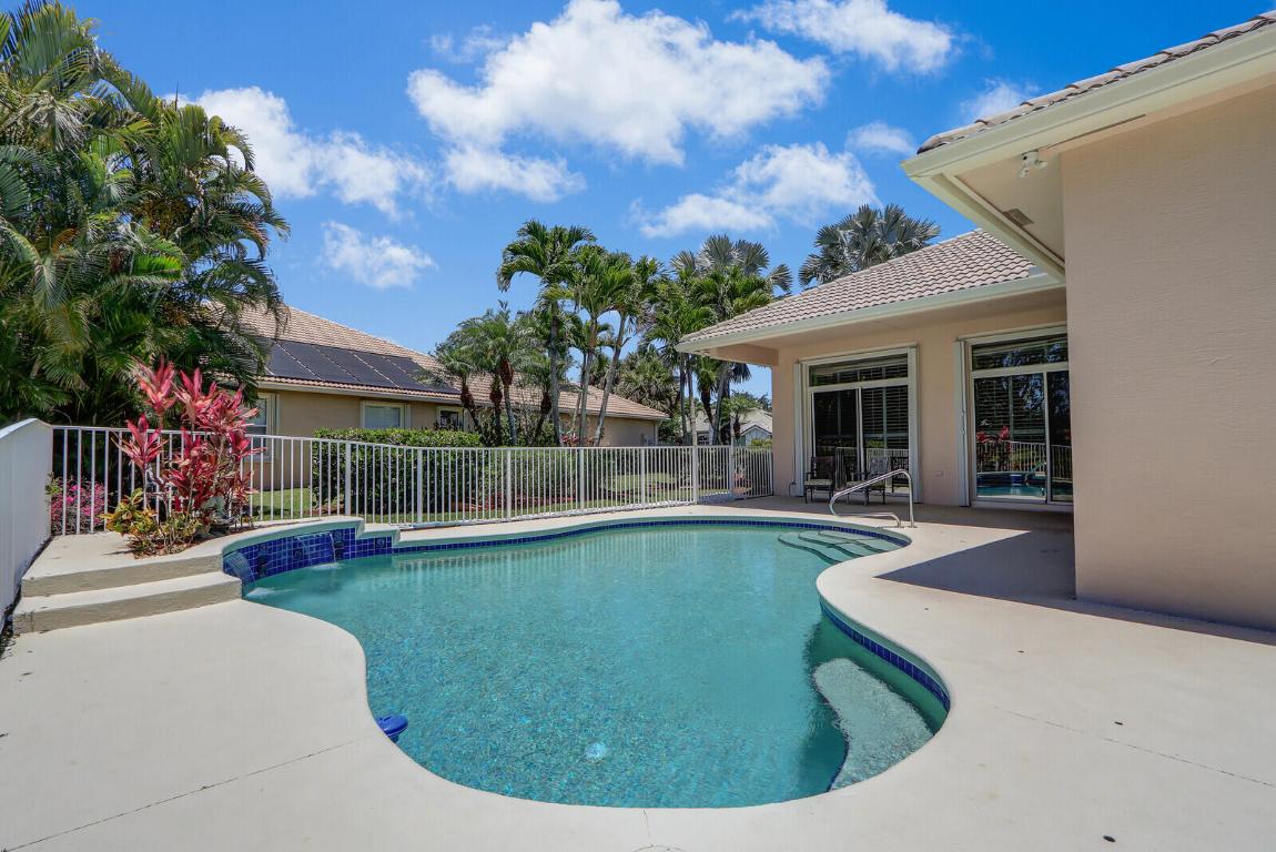 822 SW Blue Stem Way