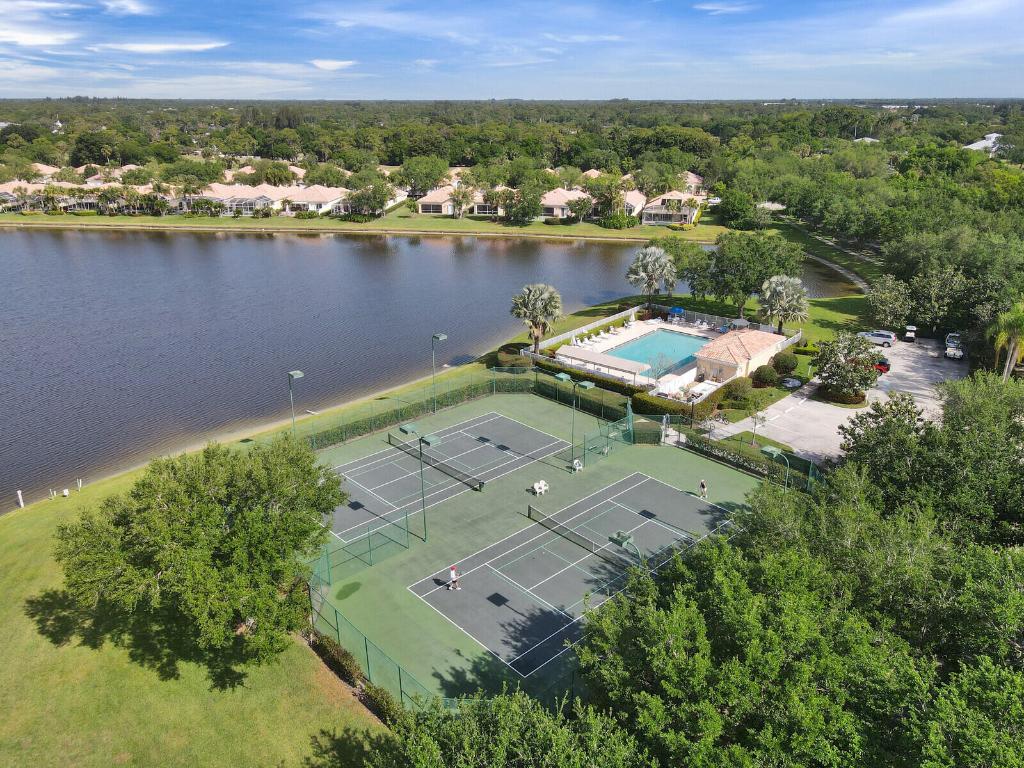 822 SW Blue Stem Way