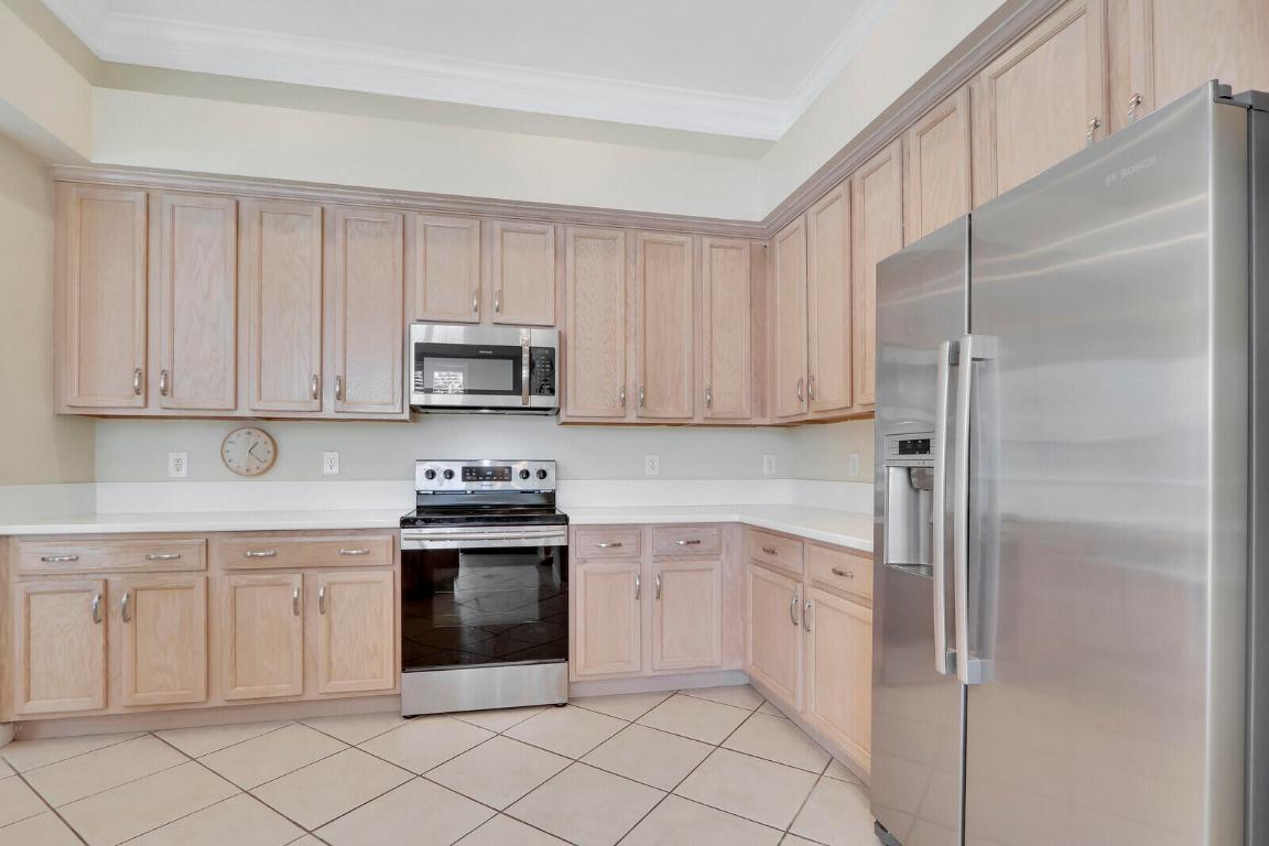 822 SW Blue Stem Way