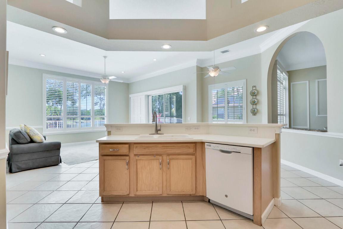 822 SW Blue Stem Way