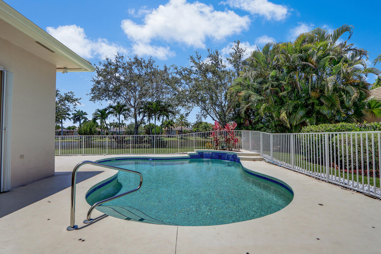 822 SW Blue Stem Way