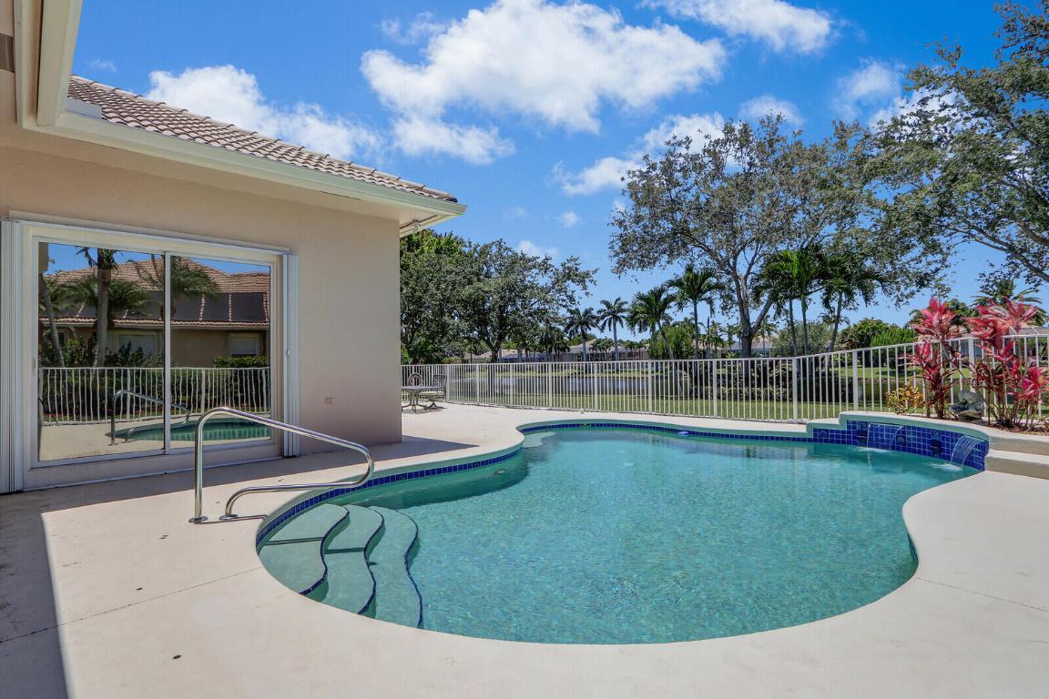 822 SW Blue Stem Way