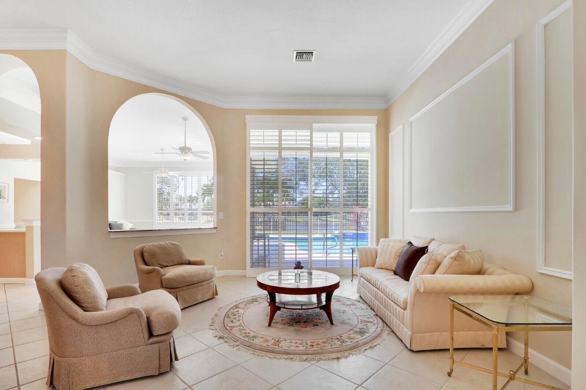 822 SW Blue Stem Way