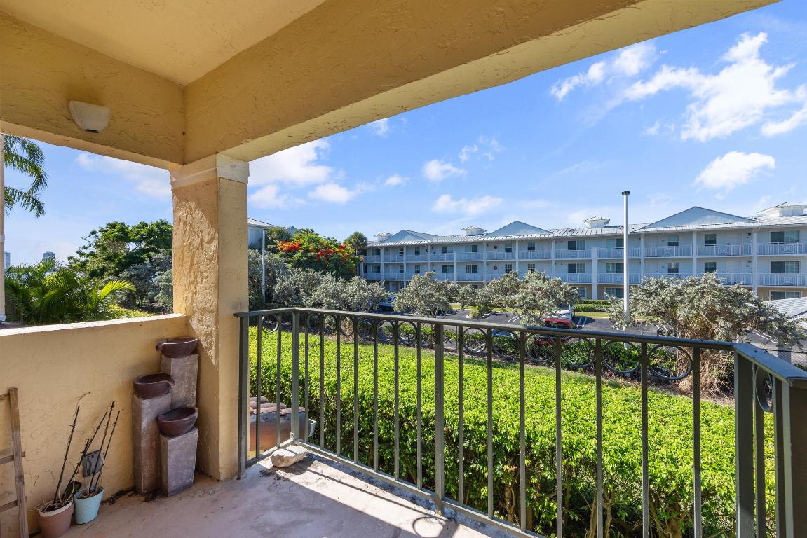 1050 Lake Shore Drive 202