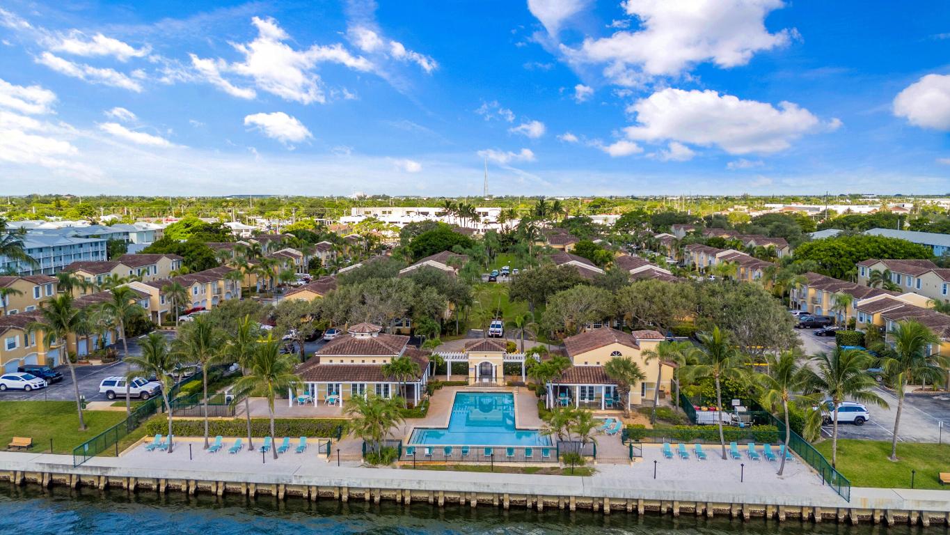 1050 Lake Shore Drive 202