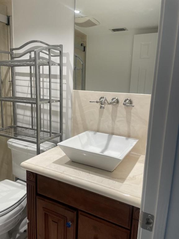 1050 Lake Shore Drive 202