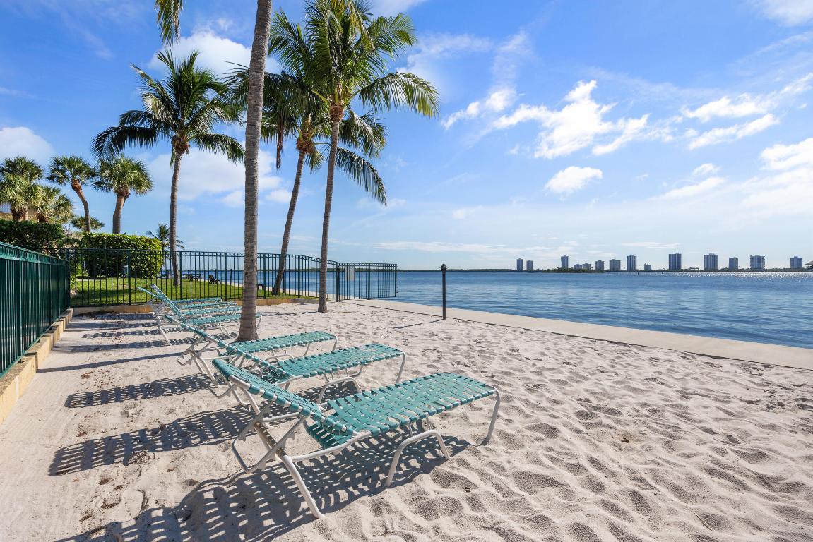 1050 Lake Shore Drive 202