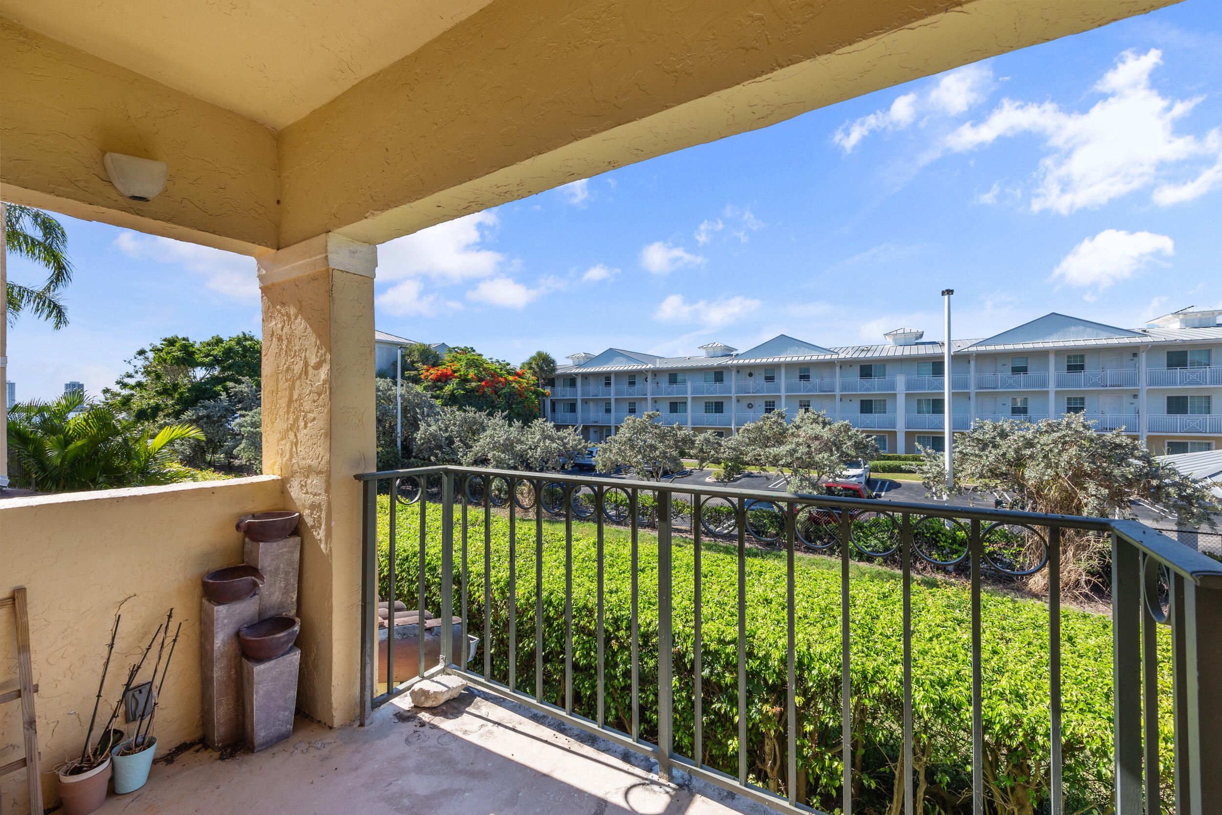 1050 Lake Shore Drive 202