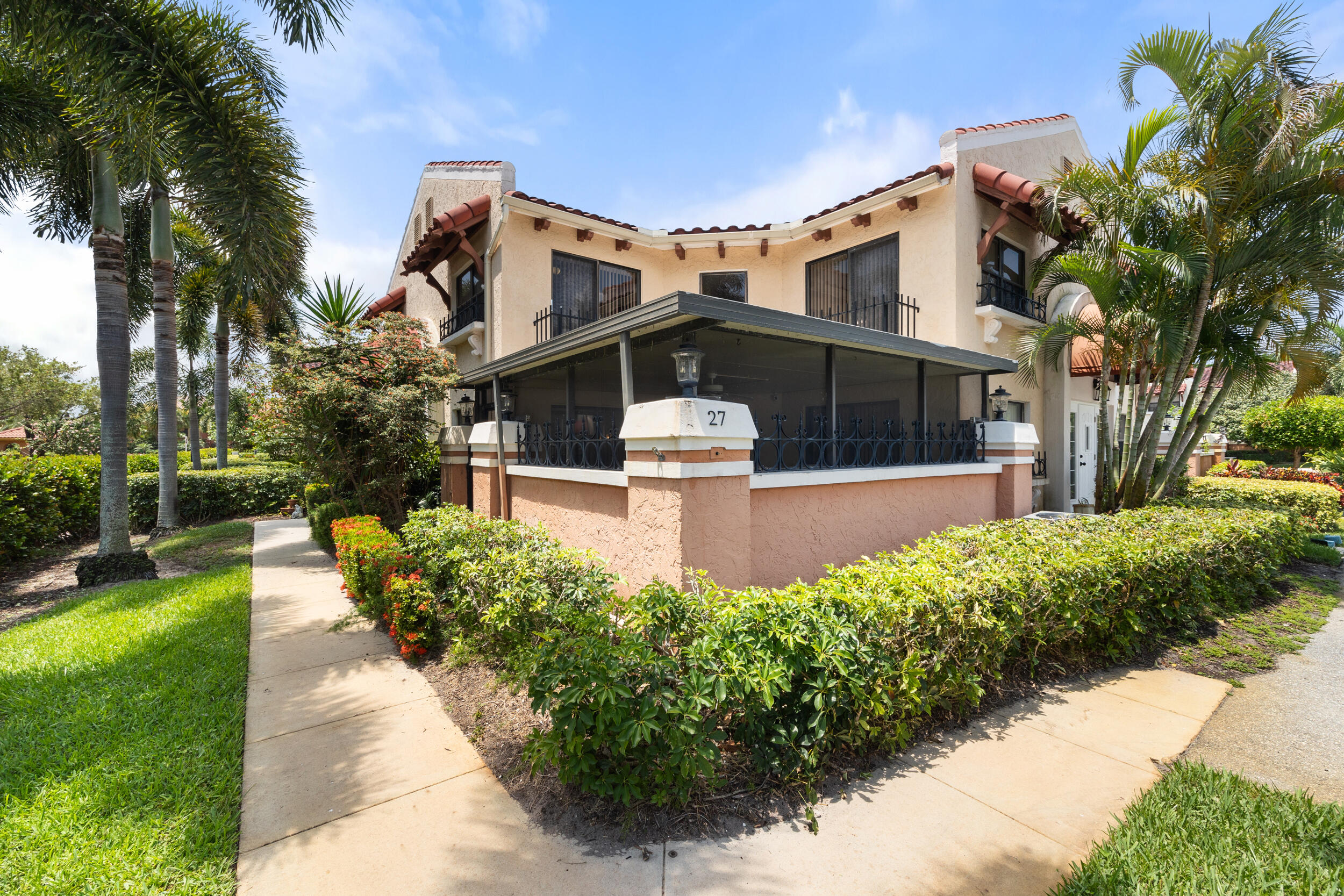 27 Uno Lago Drive