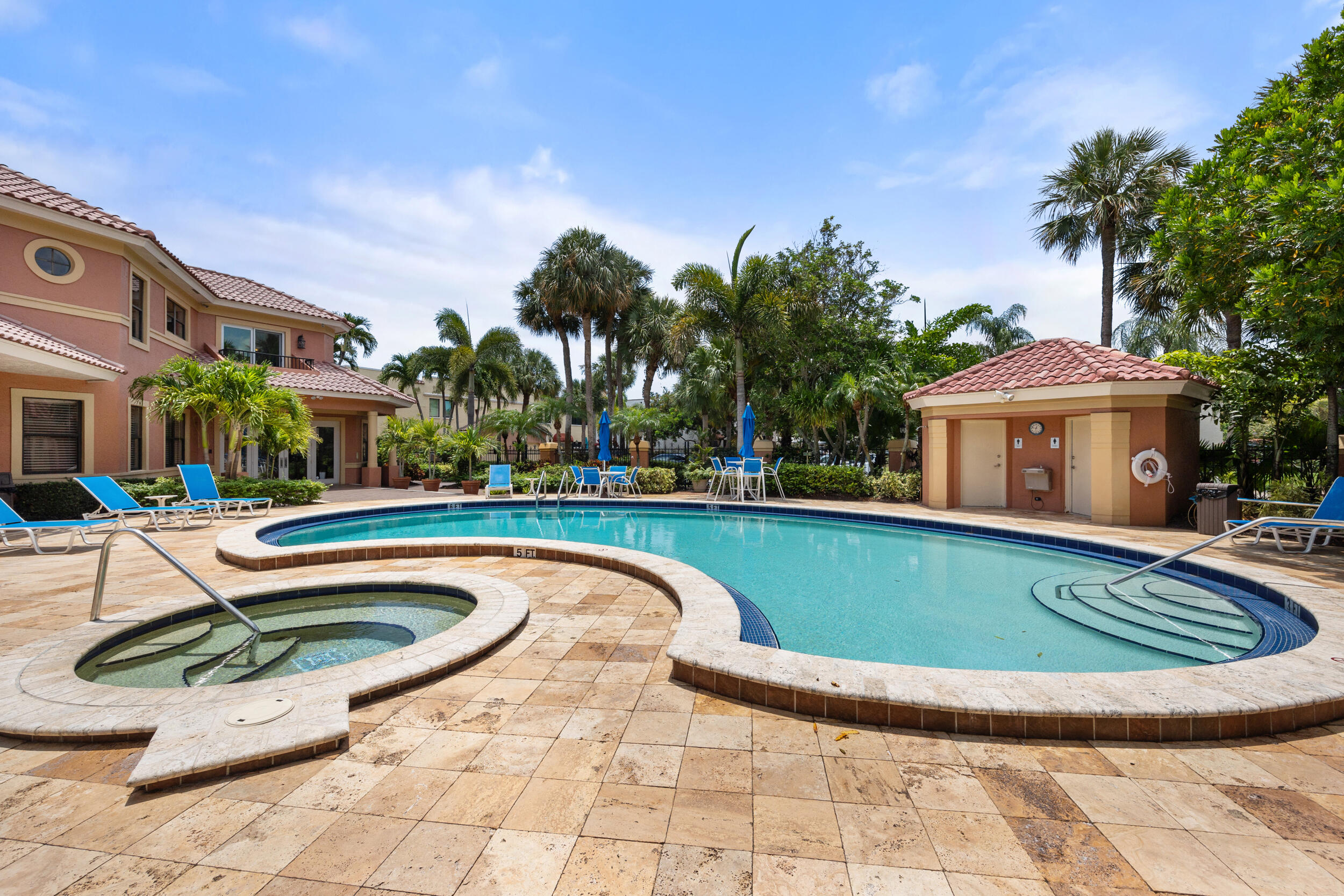 27 Uno Lago Drive