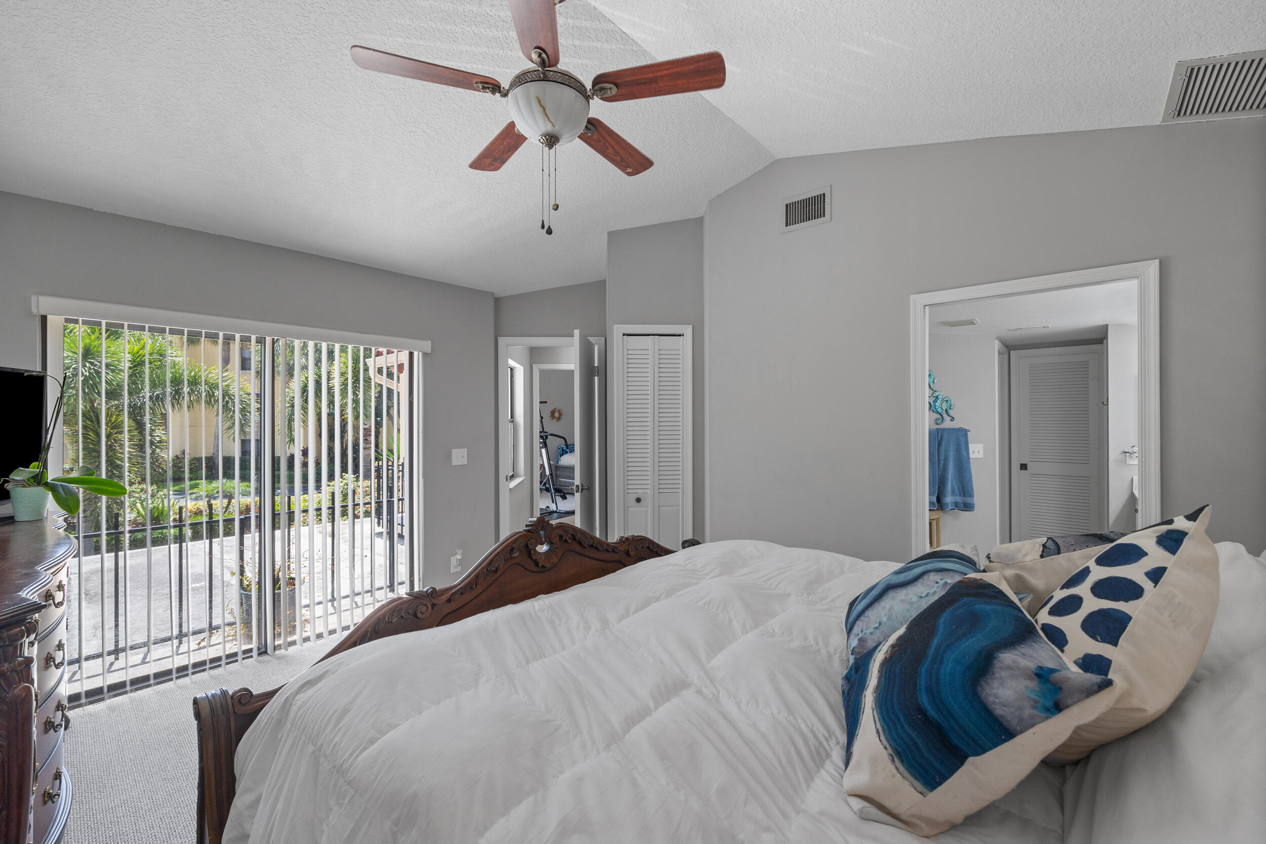 27 Uno Lago Drive