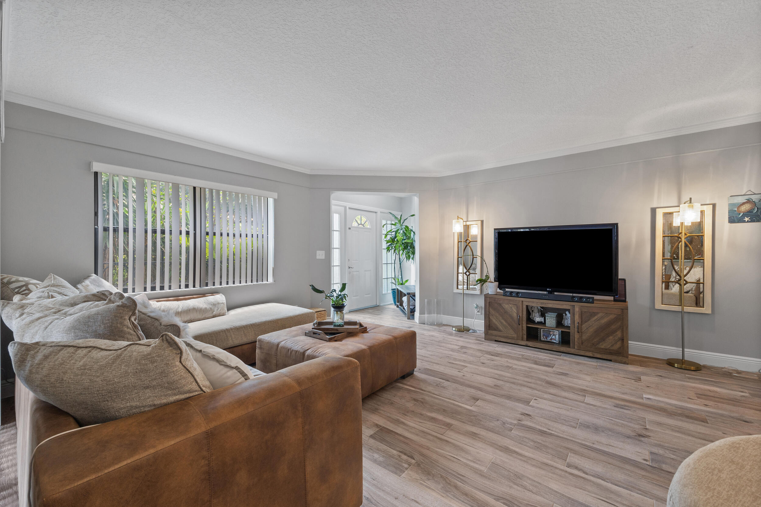 27 Uno Lago Drive