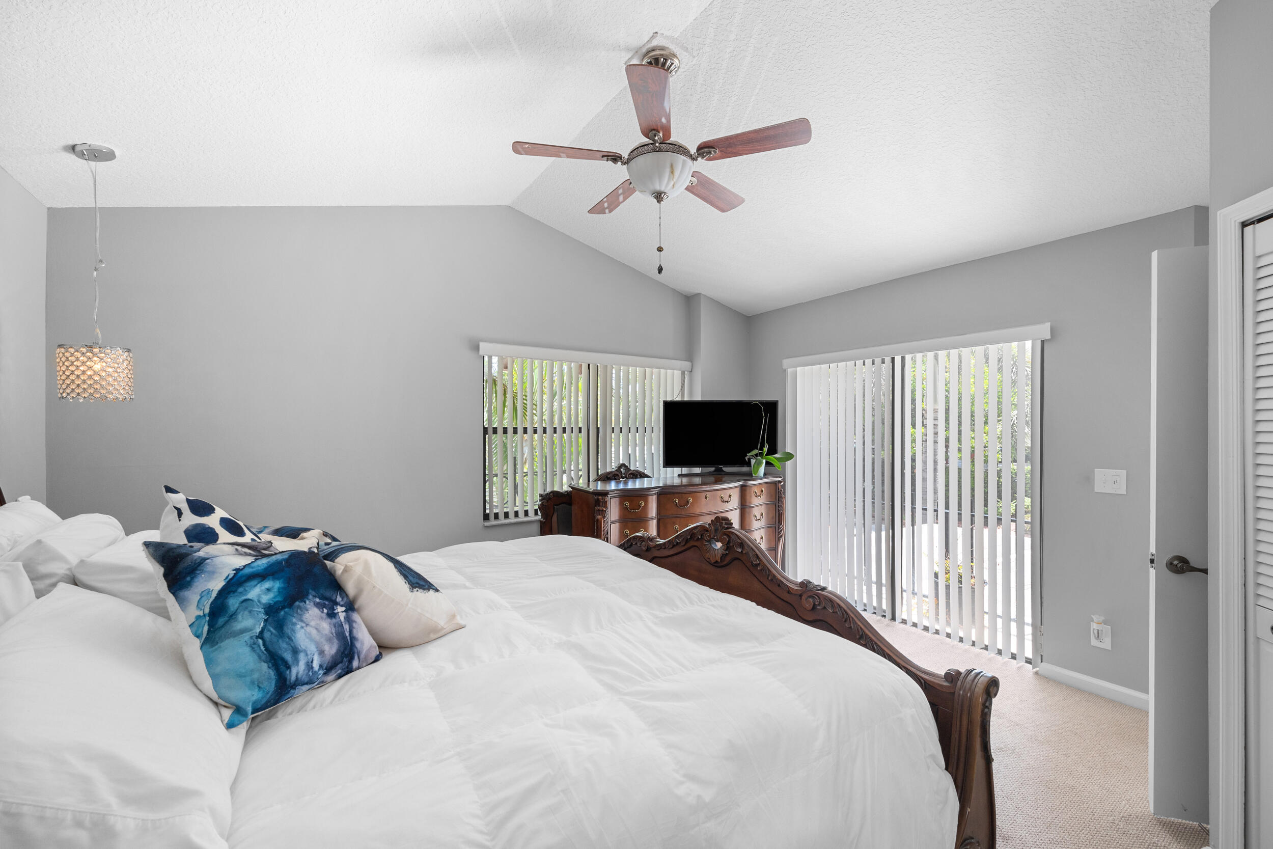 27 Uno Lago Drive