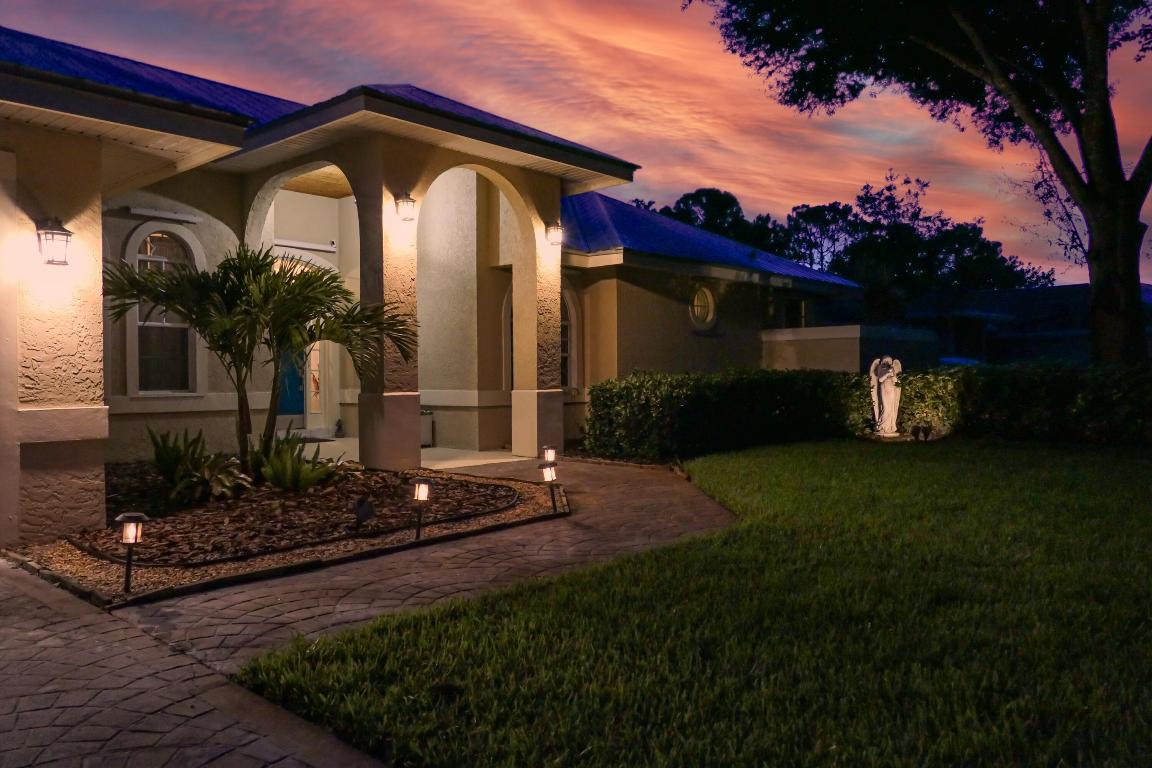 2119 SW Danforth Circle