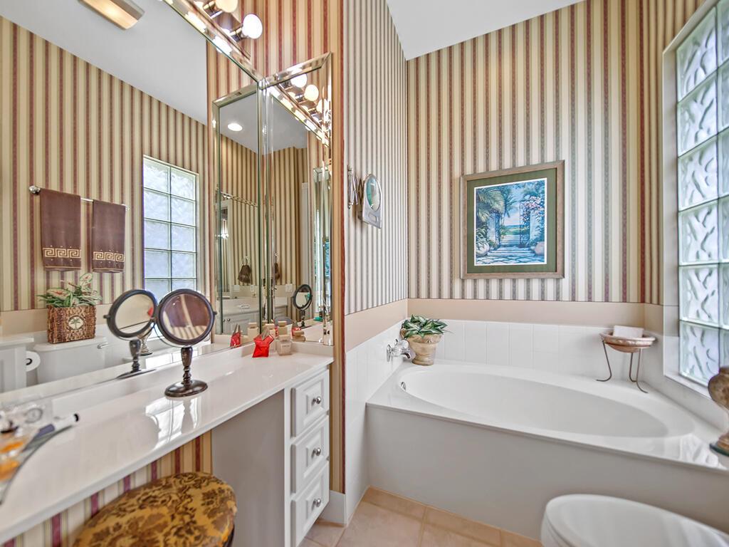 1466 SW Eagleglen Place