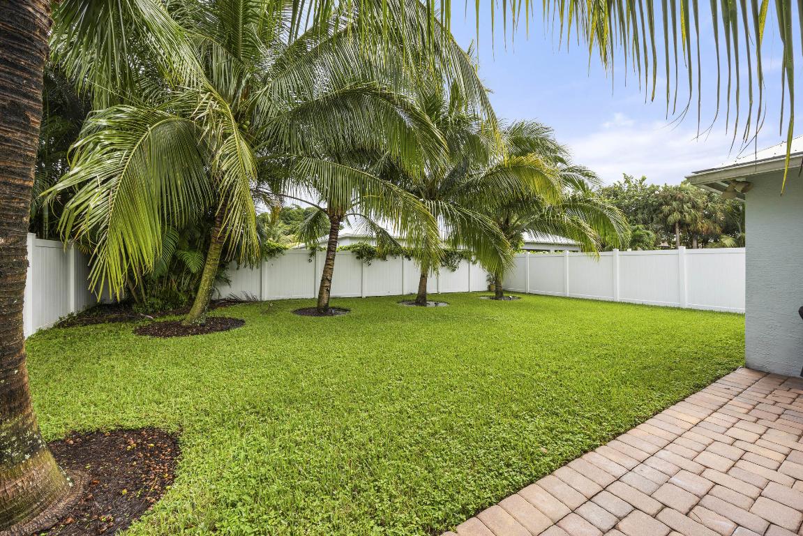 17574 Cinquez Park Road E