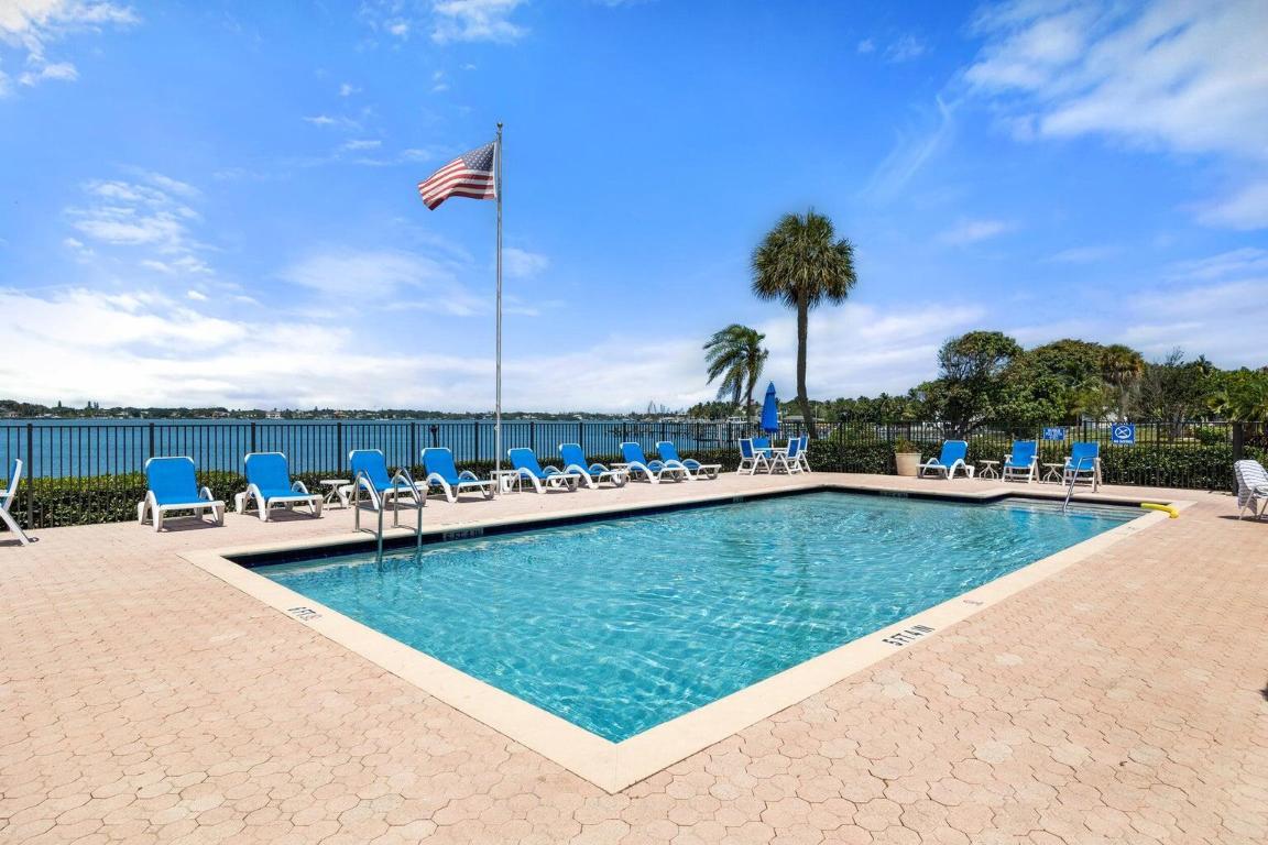 825 Center Street 8c