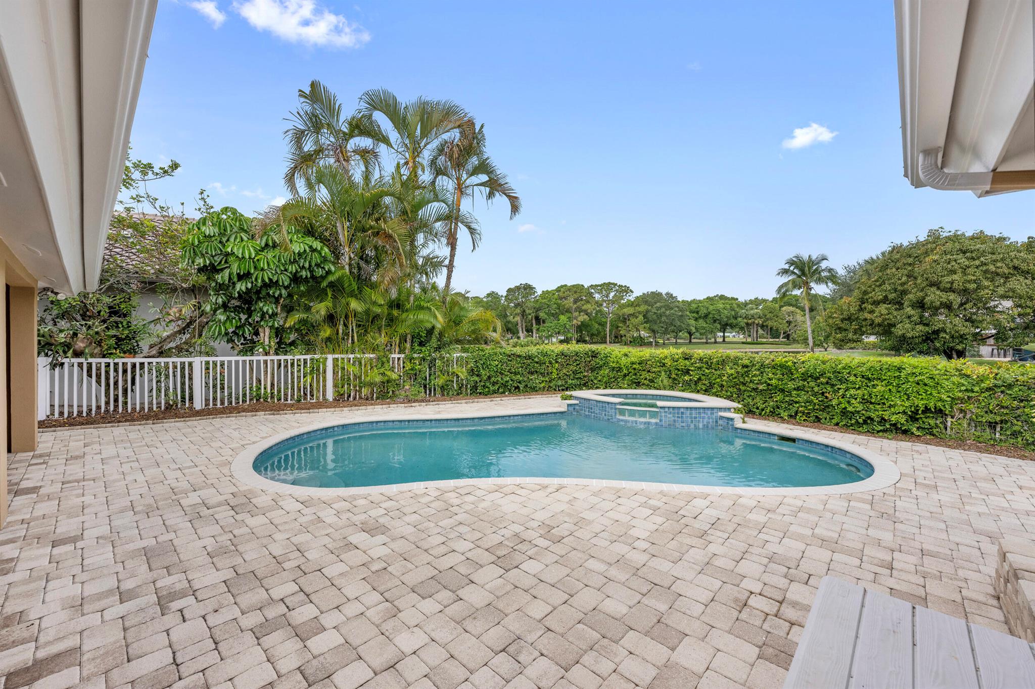 18475 Lake Bend Drive