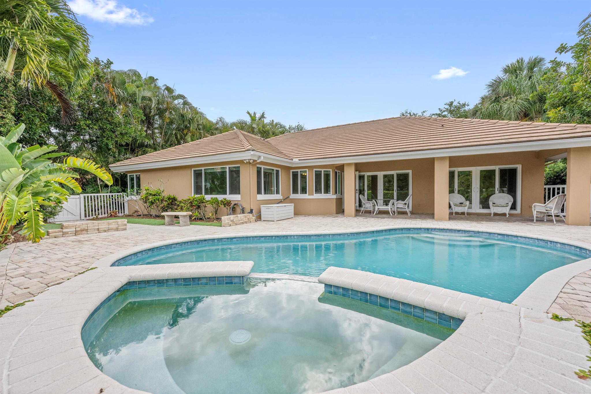 18475 Lake Bend Drive