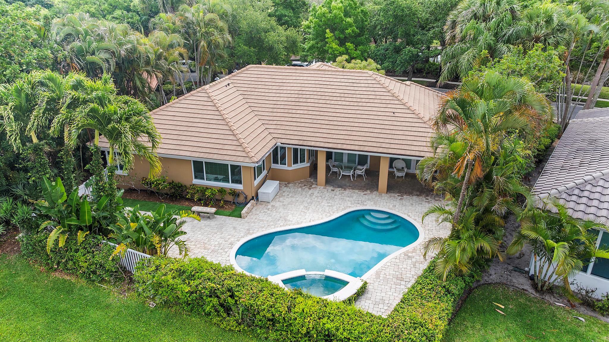 18475 Lake Bend Drive