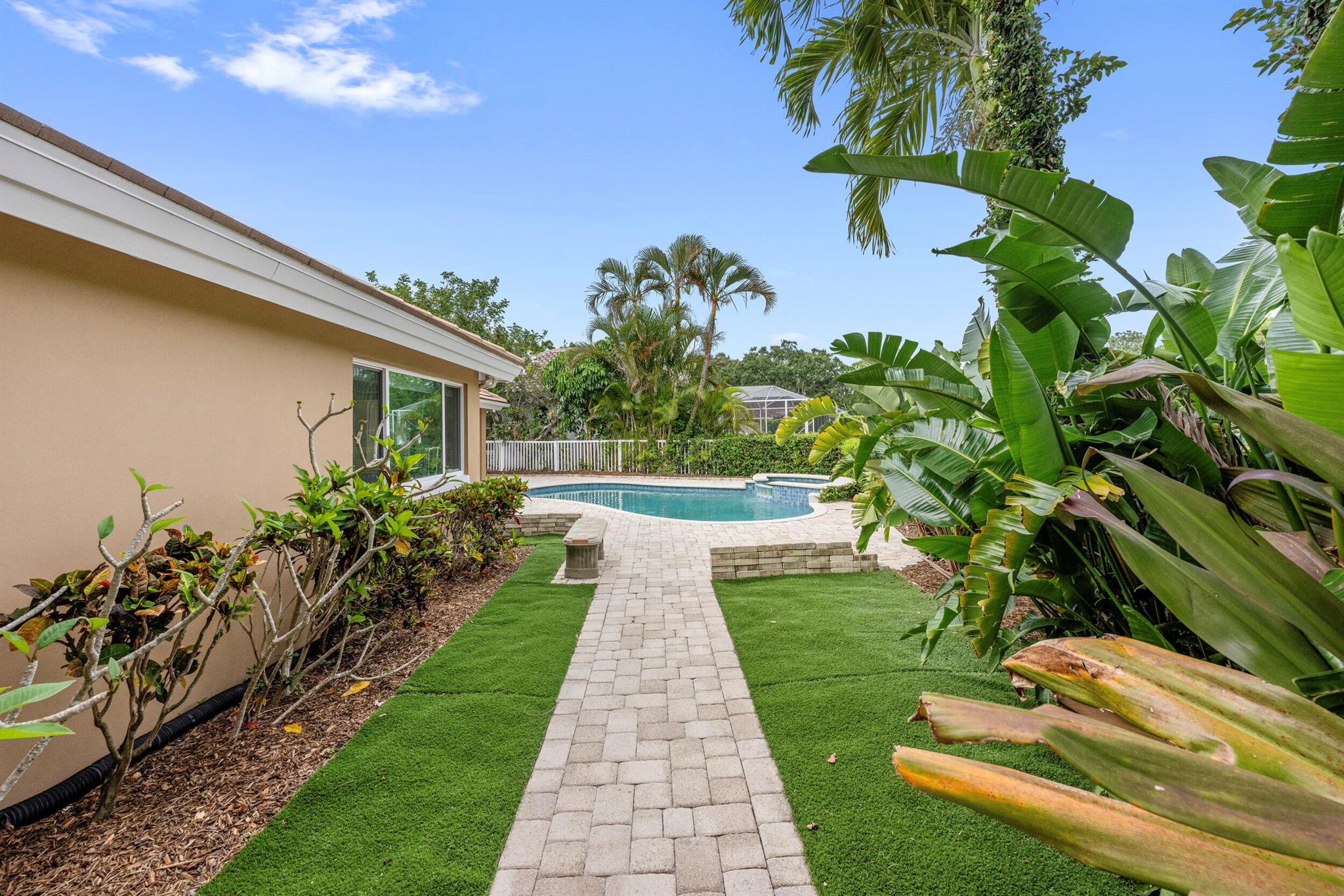 18475 Lake Bend Drive