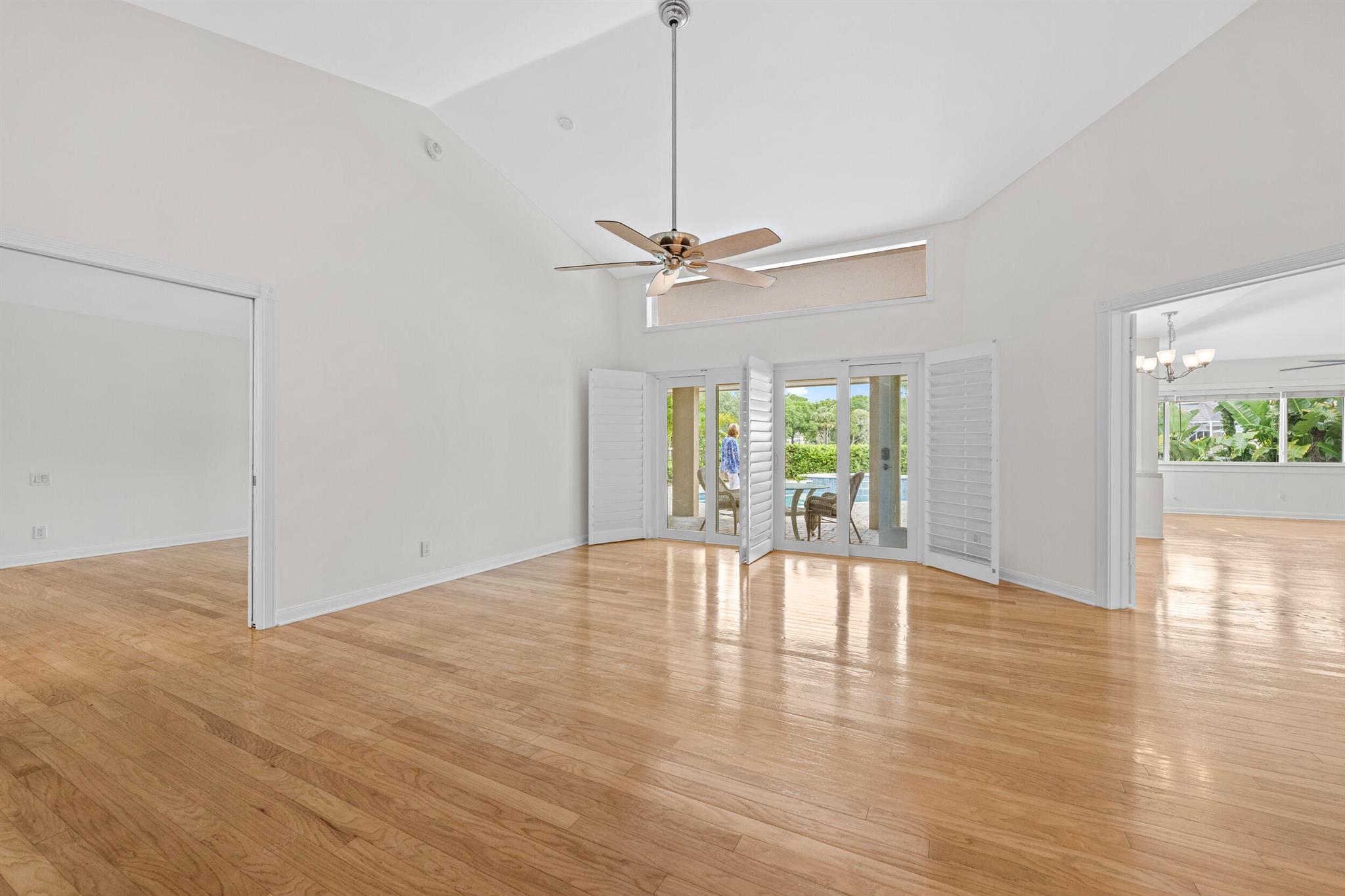 18475 Lake Bend Drive