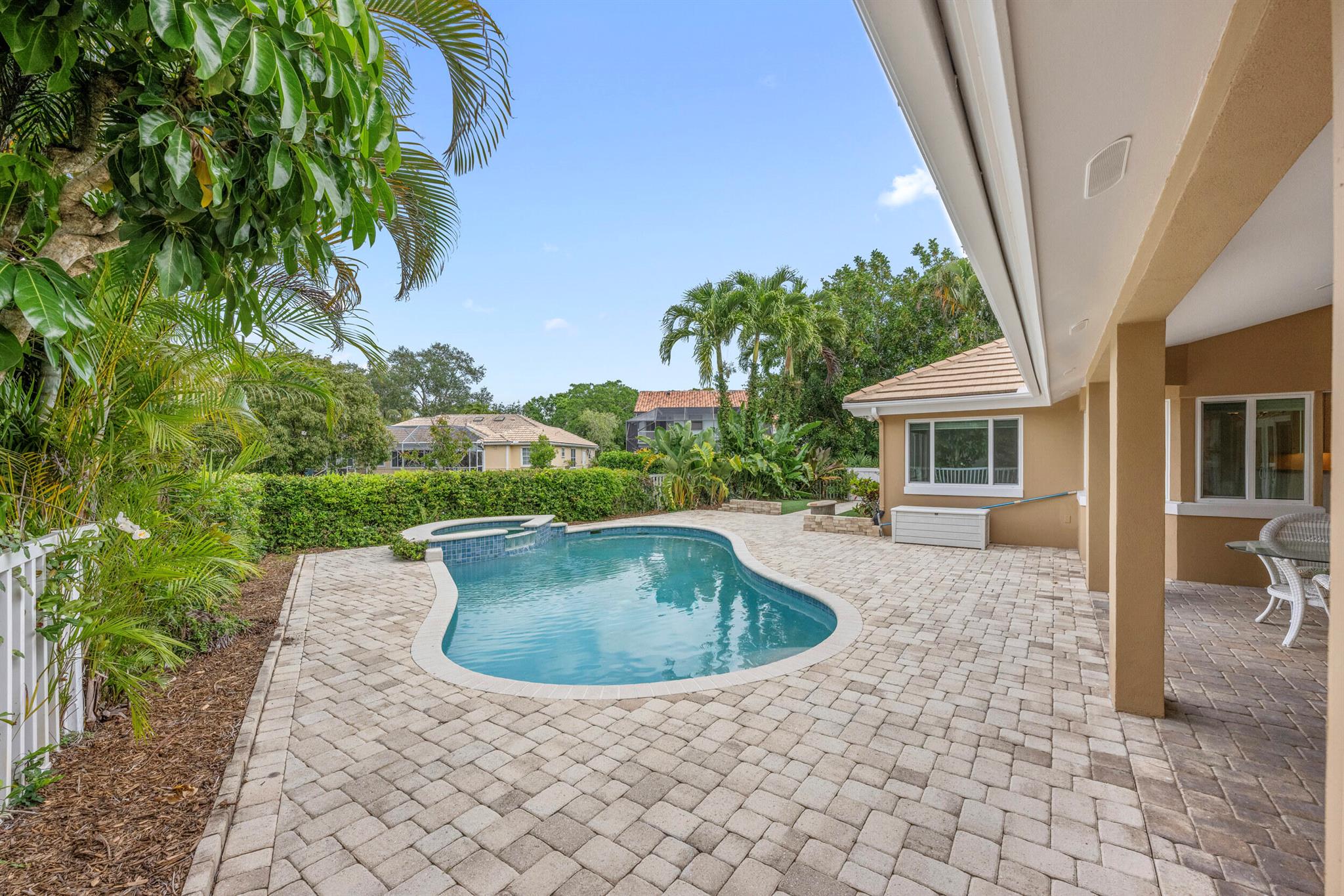 18475 Lake Bend Drive