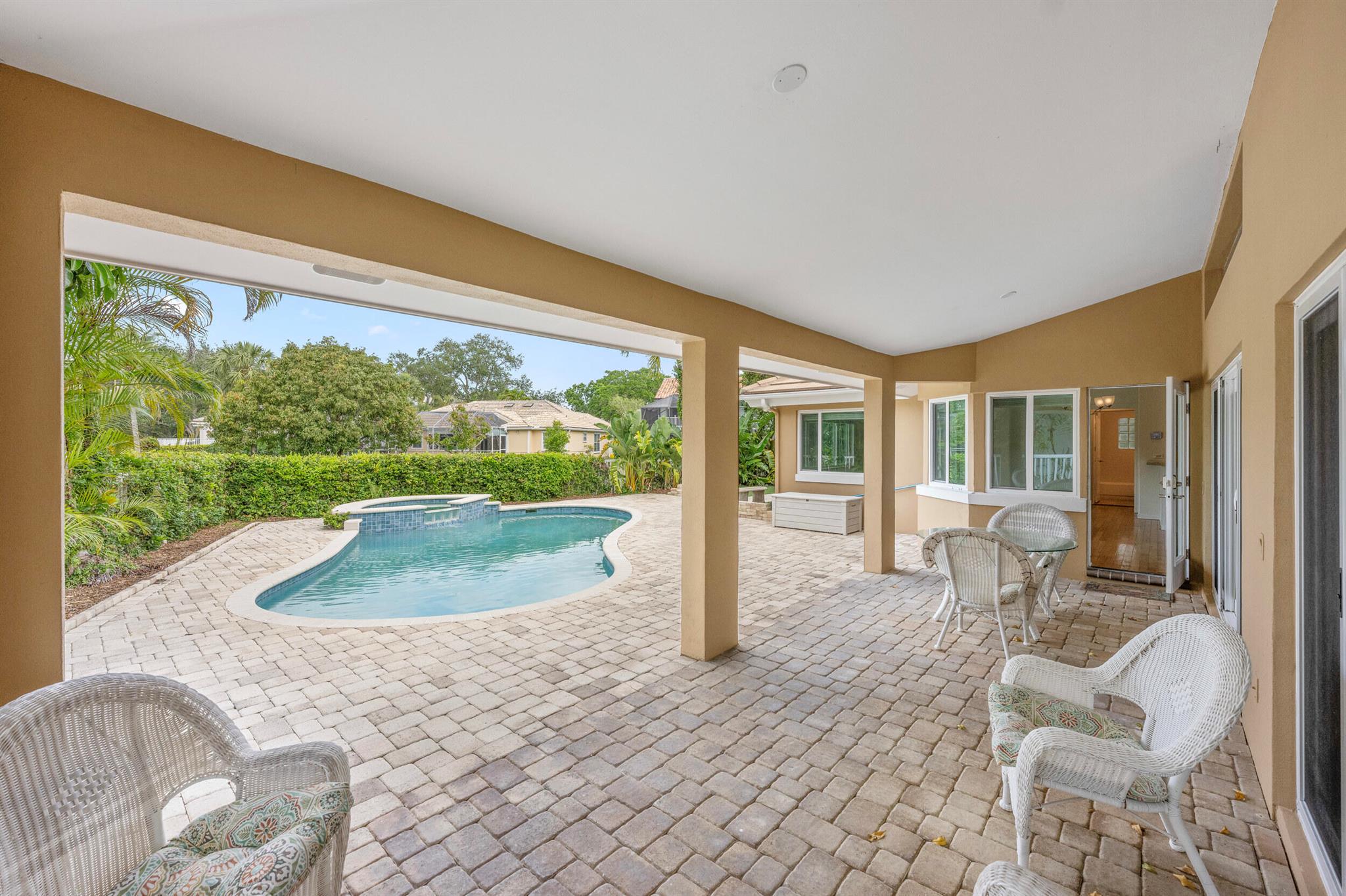 18475 Lake Bend Drive