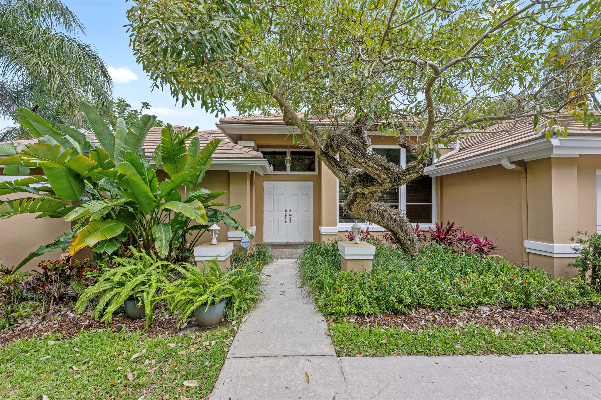 18475 Lake Bend Drive