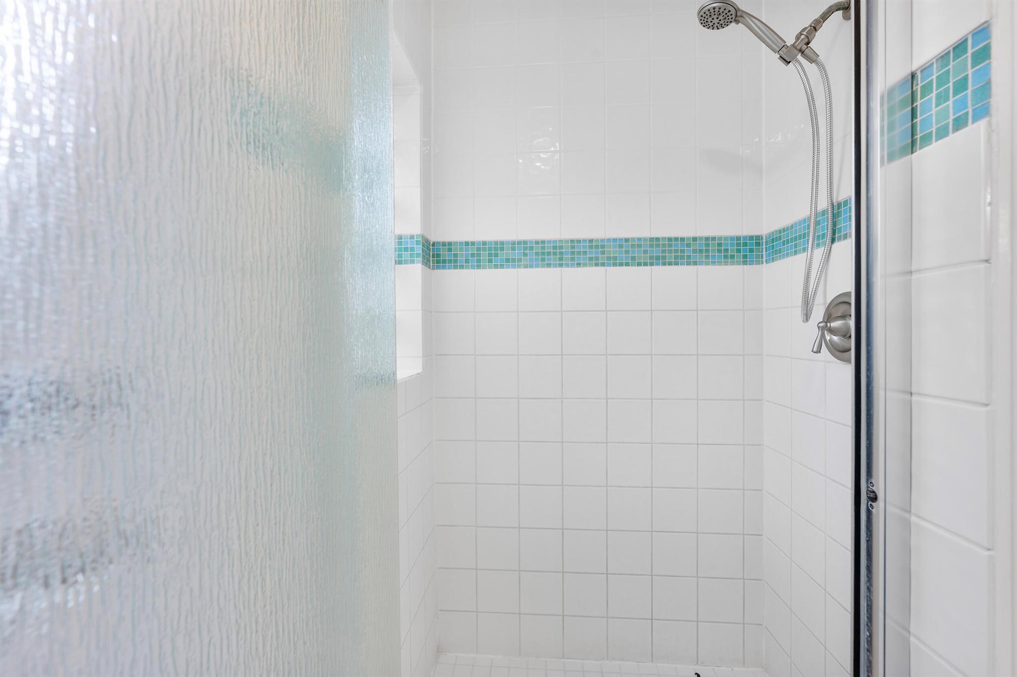 18475 Lake Bend Drive