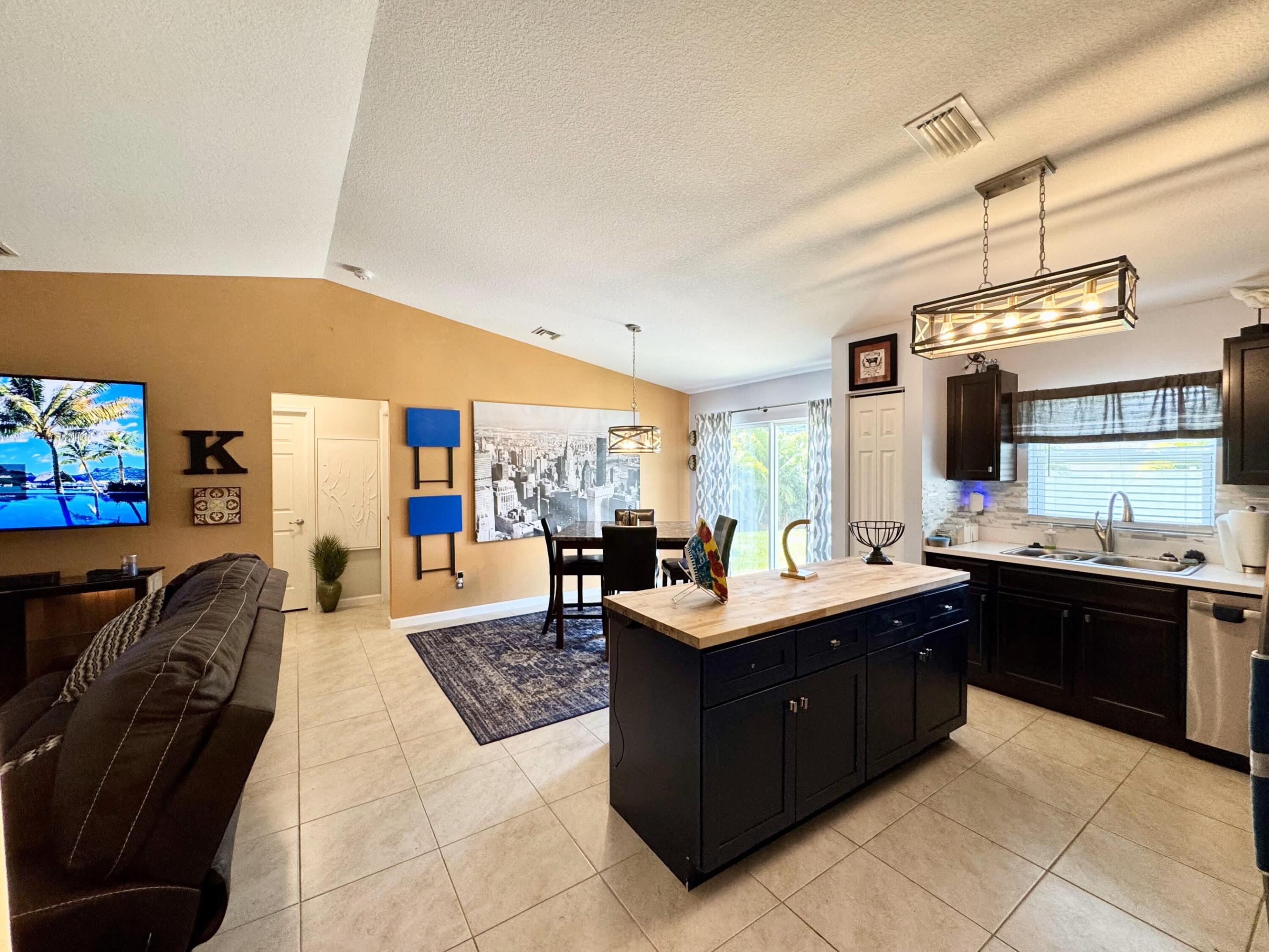 1526 SW Mercedes Avenue