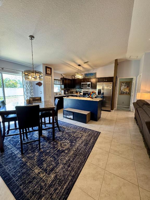 1526 SW Mercedes Avenue