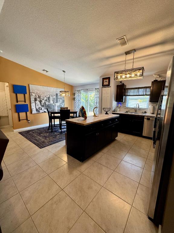 1526 SW Mercedes Avenue